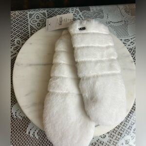 UGG Women’s Faux Fur Mittens. Size L/XL